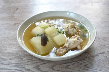 Haşlanmış karpuz budu tavuk ve tabakta mantar çorbası.  