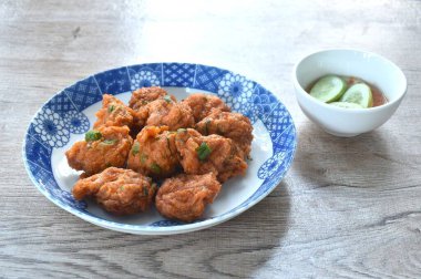 Kızarmış balık köftesi dilimlenmiş salatalık soslu tatlı kırmızı biber soslu 