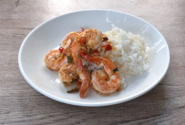 Kızarmış karides, sarımsak ve acılı pilav.