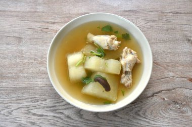 Haşlanmış karpuz budu tavuk ve tabakta mantar çorbası.  