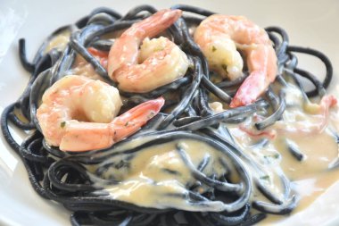 Siyah mürekkep balığı spagettisi ve karides soslu beyaz carbonara krema sosu. 