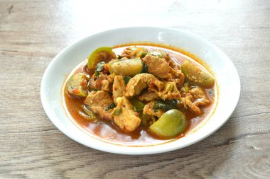 Baharatlı haşlanmış domuz eti ve tabakta köri çorbası.