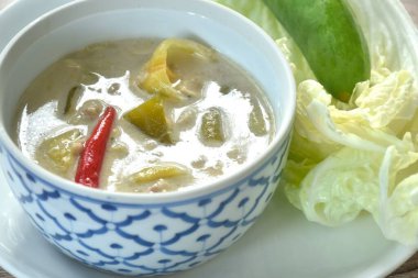 Sebzeli soya fasulyesi sosu ve patates püresi tabakta taze sebze.