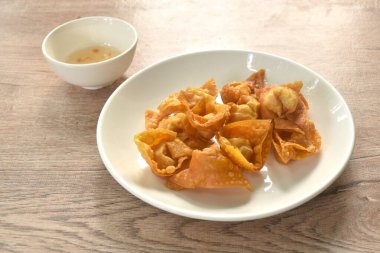 Kızarmış hamur hamuru doldurulmuş domuz pirzolası ve karides tabağa tatlı biber sosu.