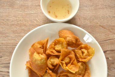 Kızarmış hamur hamuru doldurulmuş domuz pirzolası ve karides tabağa tatlı biber sosu.