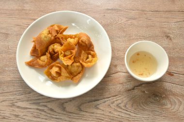 Kızarmış hamur hamuru doldurulmuş domuz pirzolası ve karides tabağa tatlı biber sosu.