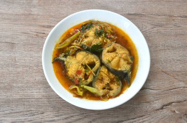 Tabakta körili çorba ve fesleğenli baharatlı yayın balığı. 