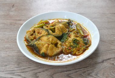 Tabakta körili çorba ve fesleğenli baharatlı yayın balığı. 