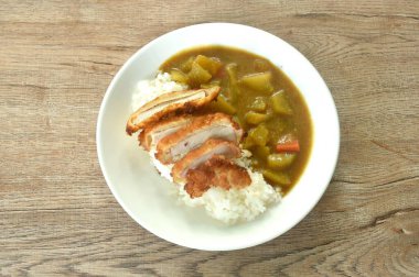 Tonkatsu, kızarmış domuz dilimi, sade pirinç soslu patates ve tabakta havuç. 