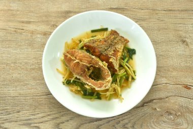 Kızarmış kırmızı levrek dilimlenmiş soya sosu ve kereviz tabakta.  