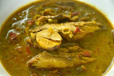 Baharatlı Tayland usulü ızgara uskumru ve hindistan cevizi sütlü köri çorbası.