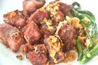 Kızarmış gevrek mayalanan domuz kemiği, çıtır sarımsak ve kırmızı biber tabağı. 