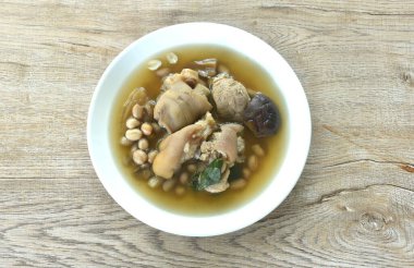 Fıstıklı haşlanmış domuz budu ve tabakta mantar çorbası.