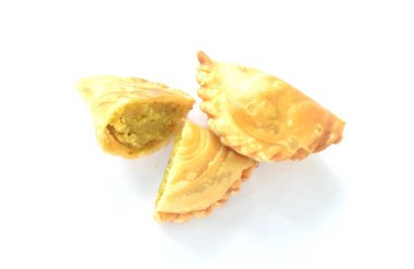 Beyaz arka planda düzenlenmiş körili puf minicik tavuk. 