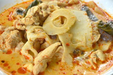 Hindistan cevizi sütlü köri çorbası ve baharatlı haşlanmış bambu filizi. 