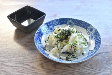 Zaru Udon soğuk Japon pilavı. Pirzola, yosun, Shoyu sosu ve taze soğan.
