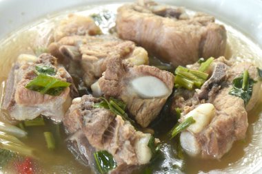 Demirhindi ve Tayland bitkisi çorbasıyla acılı domuz kemiği.