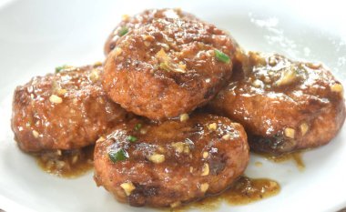 Kızarmış tuz, kızarmış tavuk eti, sarımsak ve biber sosundan ödü kopar. 