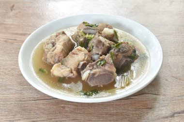 Demirhindi ve Tayland bitkisi çorbasıyla acılı domuz kemiği.