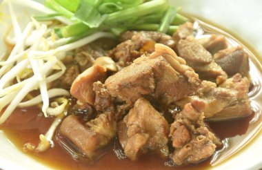 Baharatlı acılı sos soslu haşlanmış domuz eti ve sebzeli sebze çorbası. 