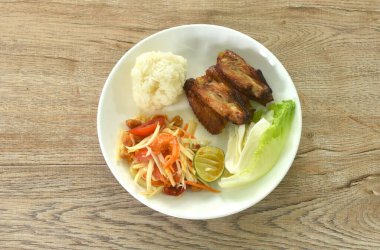 Som tum Thai baharatlı yeşil papaya salatası ve kızarmış tavuk kanadı. 