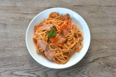 Baharatlı kızarmış spagetti dilimlenmiş domuz eti soslu Kore soslu karides yumurtası. 