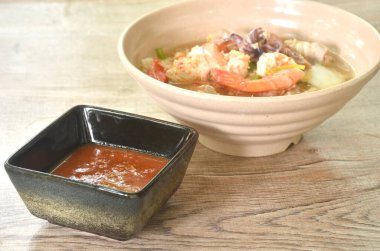 Haşlanmış sukiyaki deniz ürünleri tavuk ve domuz eti çifti kıtır kıtır kalamar ve sebzeli karides.