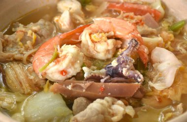 Haşlanmış sukiyaki deniz ürünleri tavuk ve domuz eti çifti kıtır kıtır kalamar ve sebzeli karides.