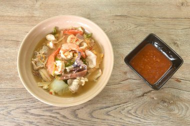 Haşlanmış sukiyaki deniz ürünleri tavuk ve domuz eti çifti kıtır kıtır kalamar ve sebzeli karides.