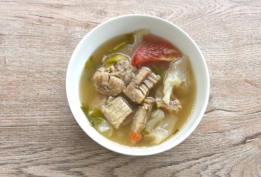 haşlanmış et ve tendon baharatlı ve ekşi Tom çorbası kâse üzerinde helal yemek.