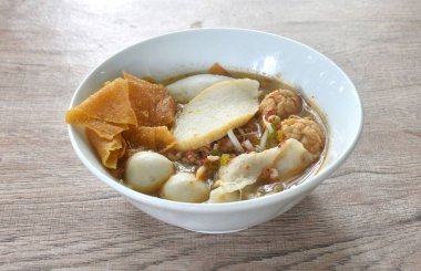 Balık ve karidesten yapılmış kaynamış köfte ve baharatlı Tom yum çorbası içinde çift fasulye filizi.  