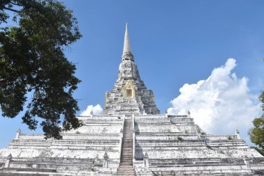 Wat Phu Khao Tanga antik tapınağı Ayutthaya Tayland 'da güzel beyaz pagoda ile