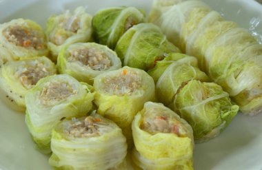 Çin lahanası buğulama, domuz pirzolası ve cam şehriye tabakta, sukiyaki sosu.