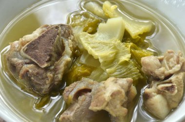 Haşlanmış lahana turşusu, domuz kemiği ve temiz çorba. 