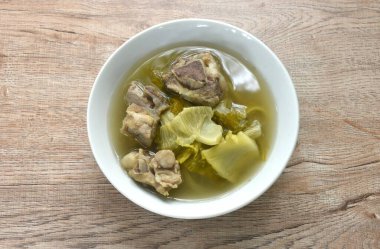 Haşlanmış lahana turşusu, domuz kemiği ve temiz çorba. 