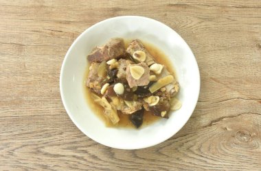 Zencefilli domuz pirzolası ve soya soslu sarımsak soslu siyah kulak mantarı. 