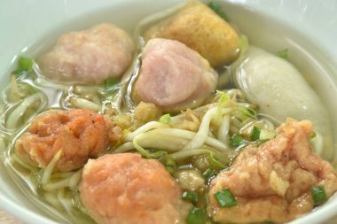 Domuz pirzolasından yapılmış haşlanmış Hakka köftesi fasulye filizi ile kızarmış tofu ve kasede marul çorbası.