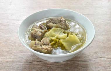 Haşlanmış lahana turşusu, domuz kemiği ve temiz çorba. 