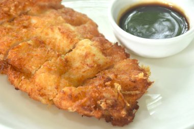 Tonkatsu kızarmış domuz eti ve un soslu soya sosu.