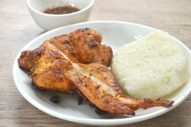 Kızarmış tavuk kanadı. Baharatlı soslu iki pilav. 