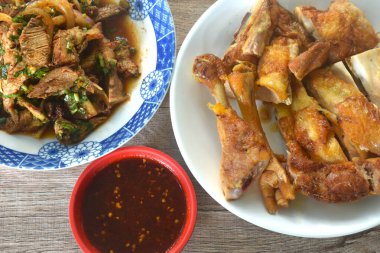 Kızarmış pirzola soslu tavuk haşlanmış domuz salatasının tadı baharatlı ve ekşi.