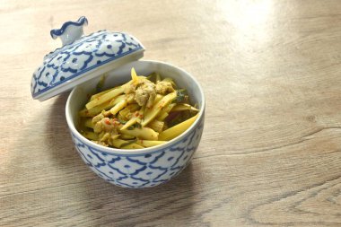 Hindistan cevizi sütlü köri çorbası ve taze bambu filizi.