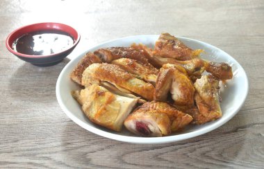 Kızarmış tavuk eti kanadı ve bacağı baharatlı sosa batırılmış. 