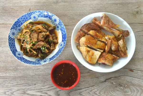 Kızarmış pirzola soslu tavuk haşlanmış domuz salatasının tadı baharatlı ve ekşi.