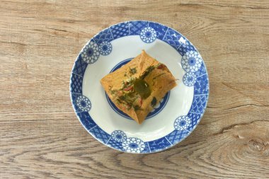 Hint cevizi sütüyle buharda pişirilmiş palyaço bıçağı ve tabakta limon yaprağı. 