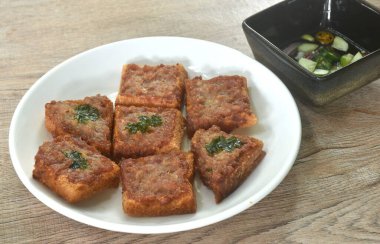 Tay usulü kızarmış domuz tostu ve sebze sosu.