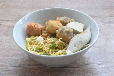 Çin usulü sade yumurtalı şehriye buharda pişmiş Hakka köftesi domuz pirzolasından yapılmış kızarmış tofu kasesi.