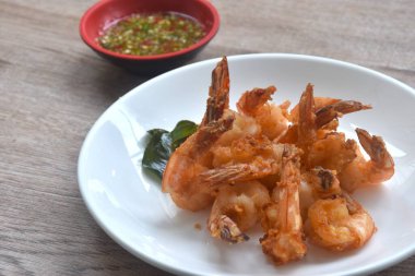 Kızarmış deniz karidesi doldurulmuş un tabakta acı biber sosu