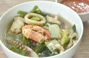 Haşlanmış sukiyaki deniz ürünleri tavuk ve domuz eti çifti kıtır kıtır kalamar ve sebzeli karides.