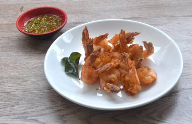 Kızarmış deniz karidesi doldurulmuş un tabakta acı biber sosu